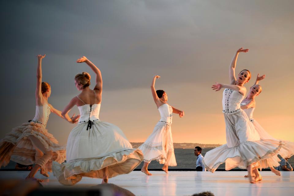Bailarinas en movimiento al atardecer